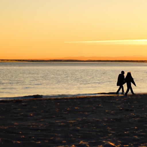 Một cặp đôi nắm tay và đi dạo trên bãi biển trong hoàng hôn tháng 3 tuyệt đẹp.